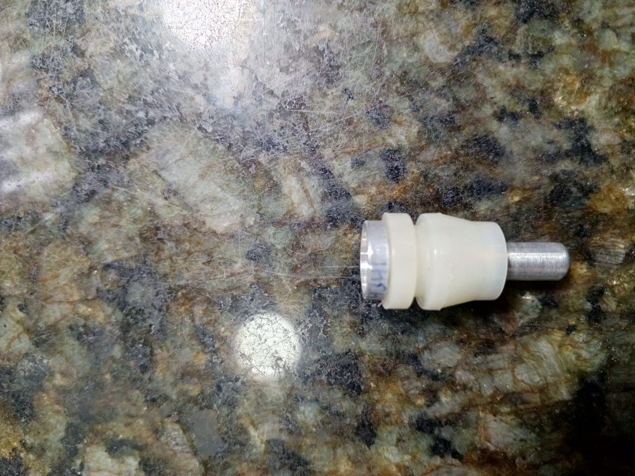 Buje o soporte de goma/plástico con eje metálico