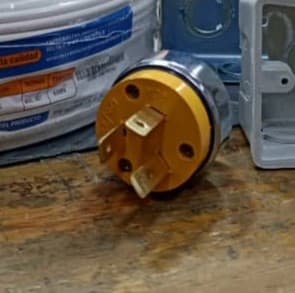 Clavija industrial de seguridad tipo NEMA de 3 polos