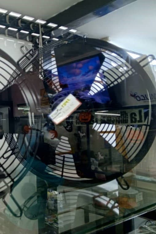 Motor ventilador axial industrial con rejilla protectora y base de montaje