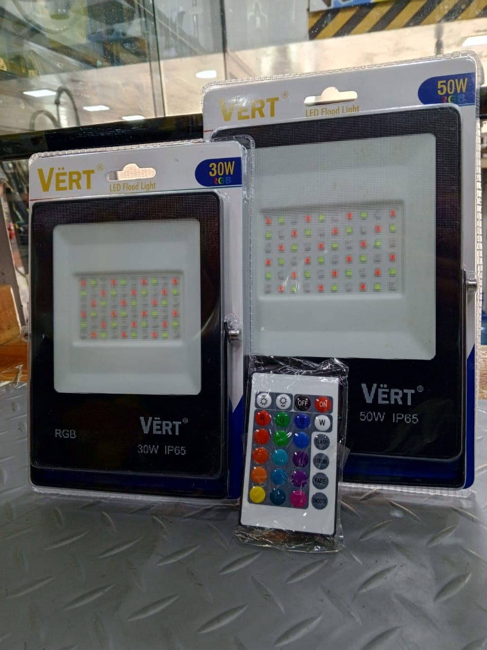 Dale vida y color a tus exteriores con los Reflectores LED RGB VËRT