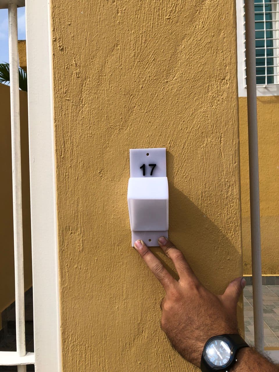 Cubierta protectora para timbres de exterior