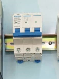 Interruptor termomagnético tripolar (3 polos) ANDELI