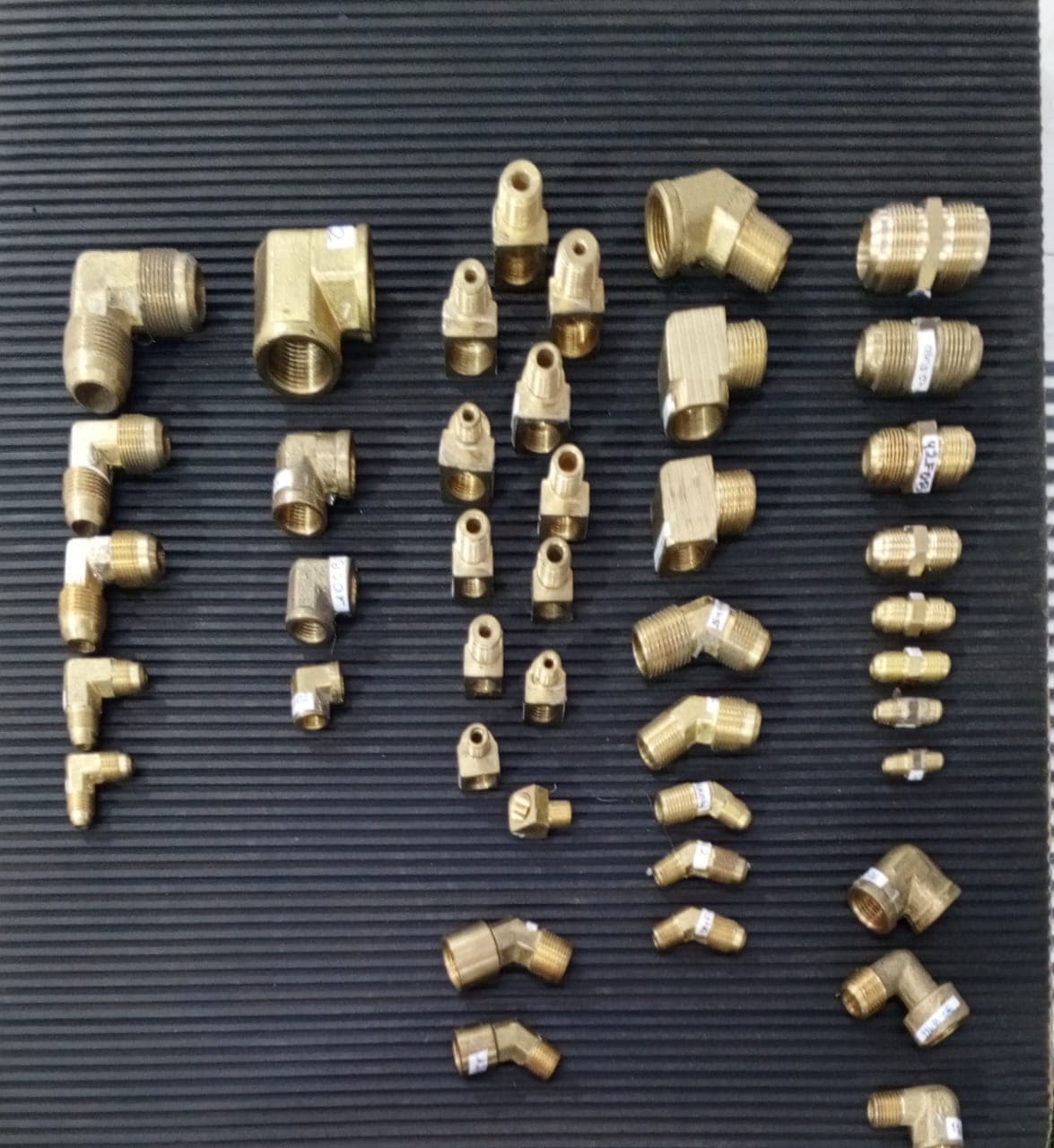 Amplio surtido de conexiones y accesorios de latón para plomería, neumática y gas