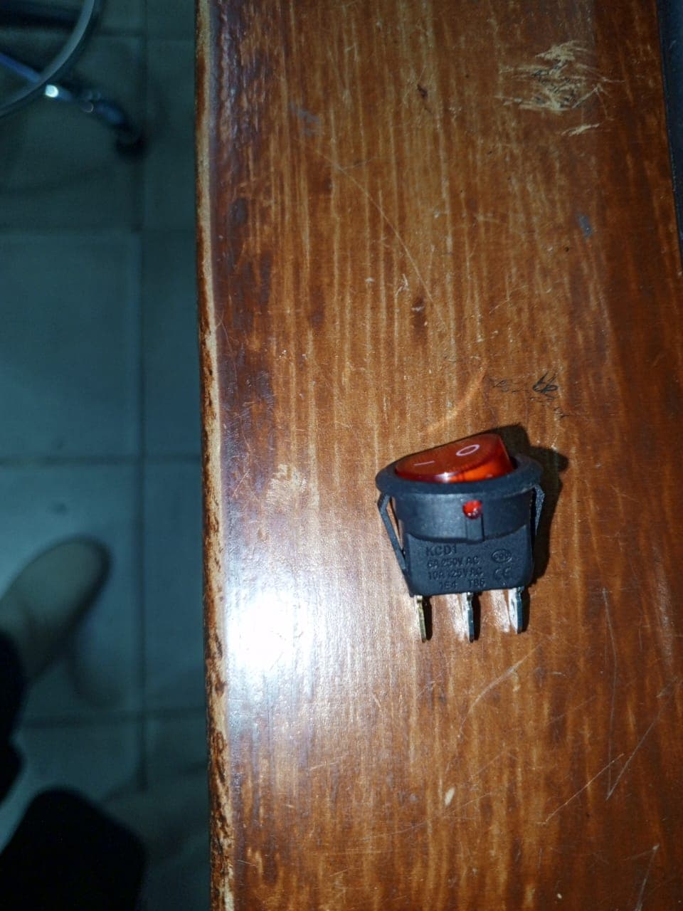 Interruptor basculante redondo con luz piloto roja, modelo KCD1