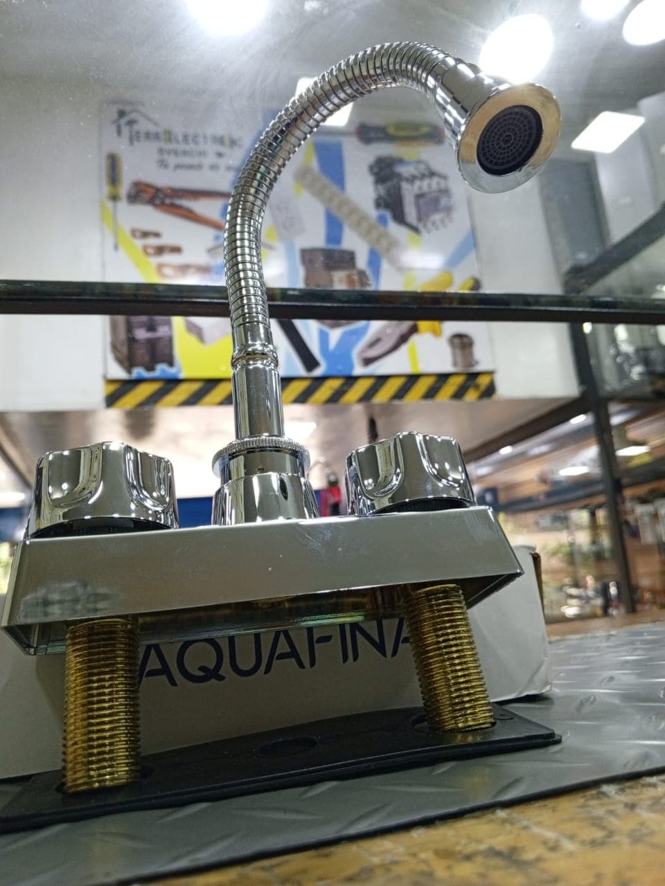 Grifo de cocina bimando Aquafina con cuello de cisne flexible