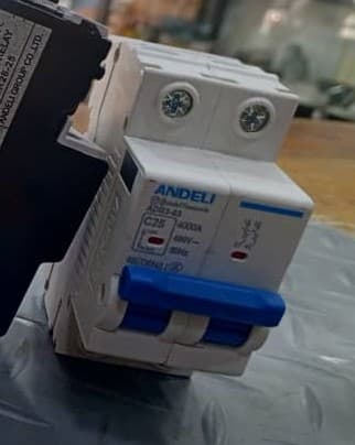 Interruptor automático bipolar (2P) ANDELI, modelo AD83-63 de 25 Amperios (C25)