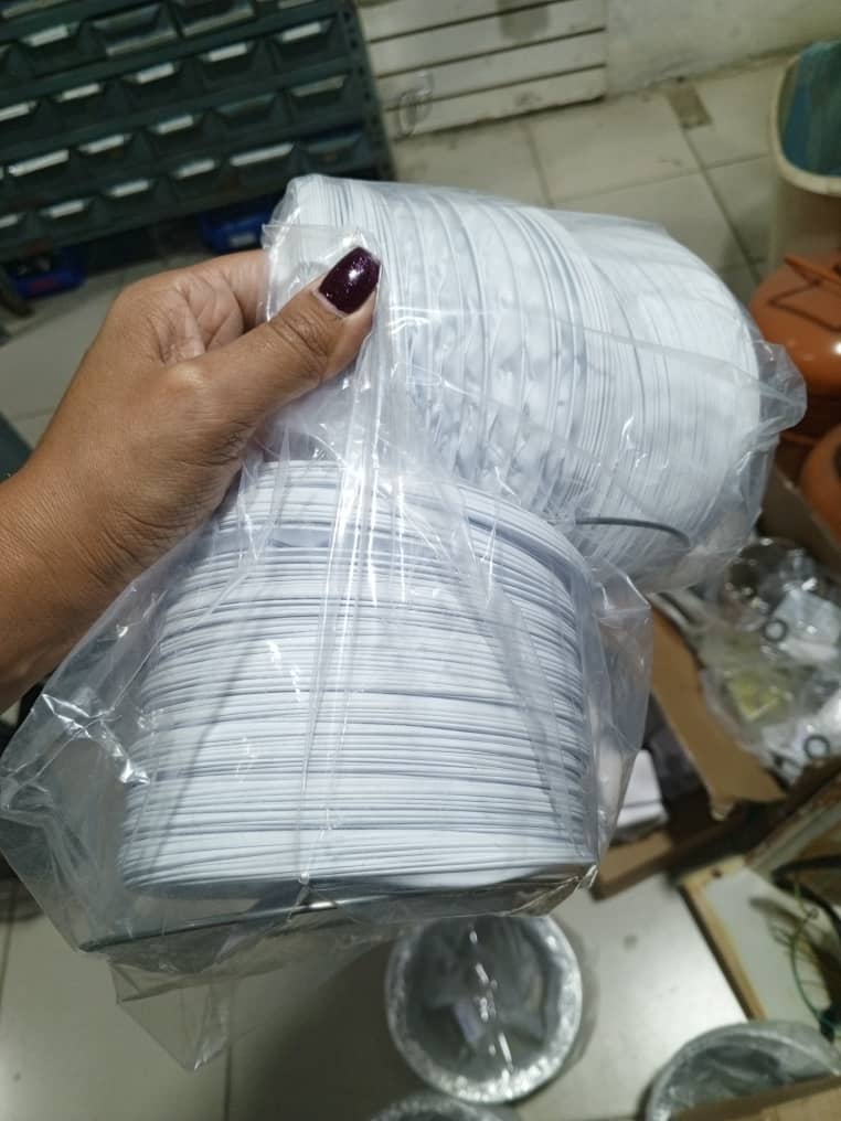 Paquete de tapas plásticas desechables