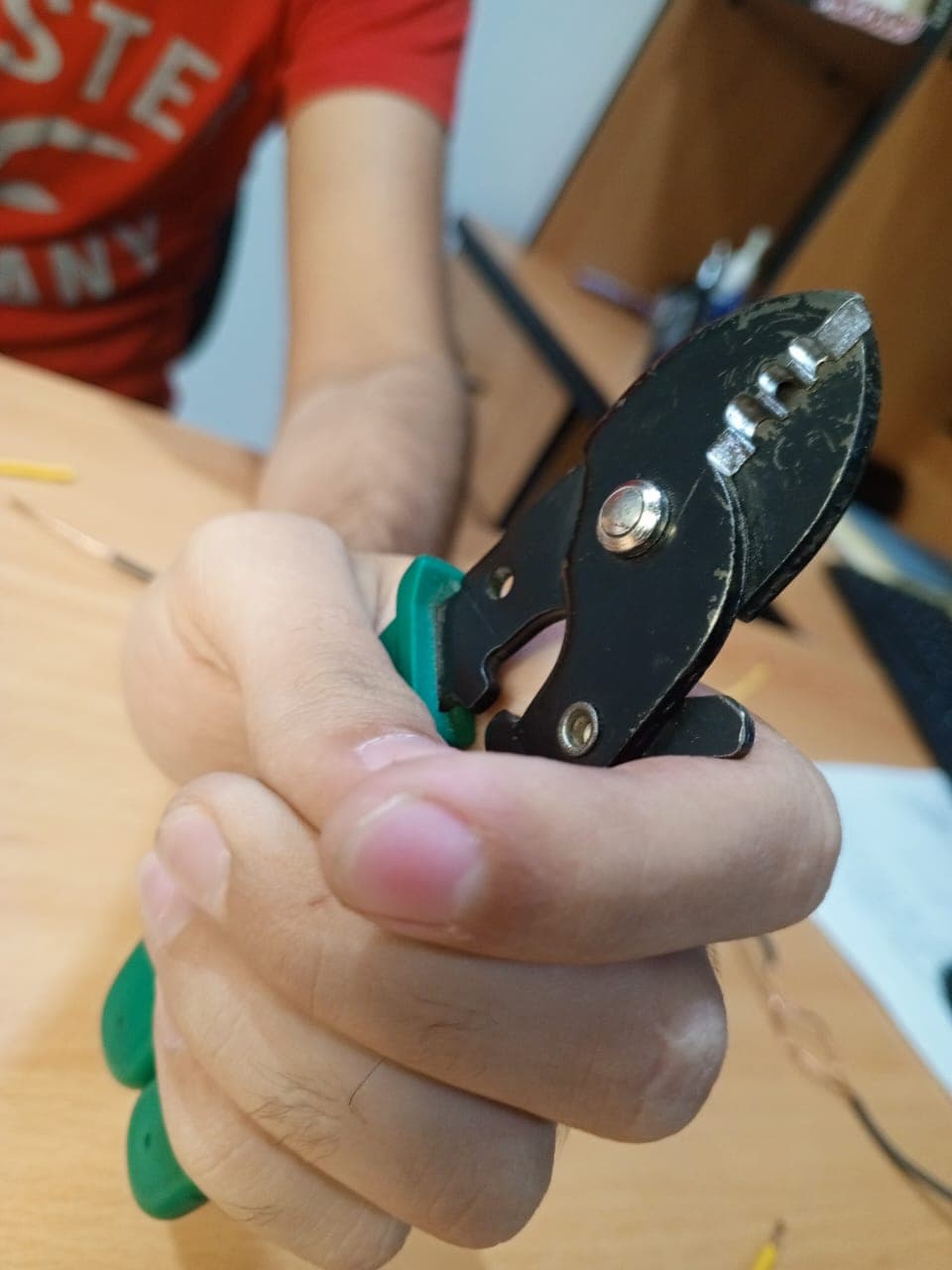 Pinza pelacables multifunción