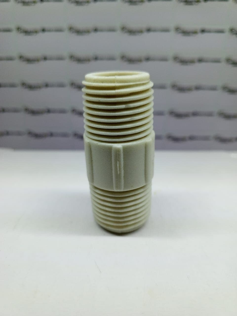 Niple de PVC con doble rosca macho