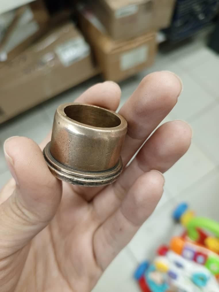 Buje de bronce con pestaña (bocina) para ejes giratorios