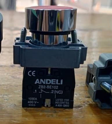 Botón pulsador industrial Andeli, rojo, saliente y momentáneo