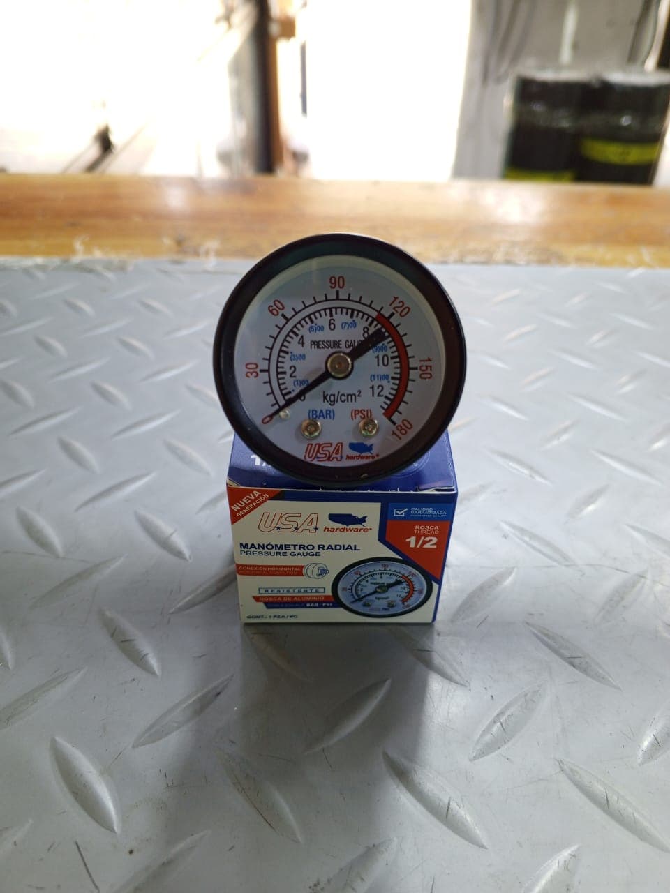 Manómetro radial USA hardware con conexión trasera de 1/2"