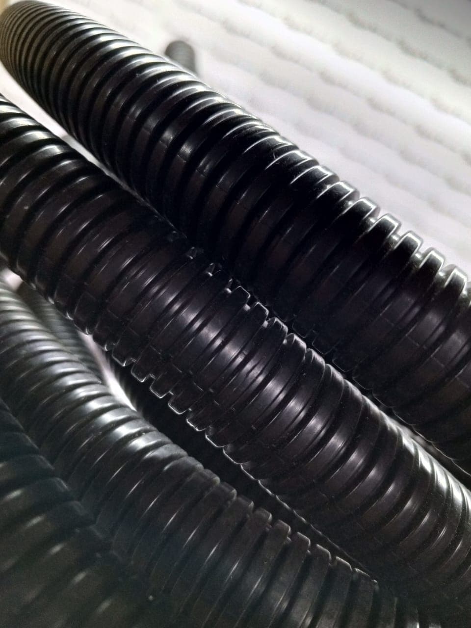 Manguera corrugada flexible (split loom) para protección de cables eléctricos