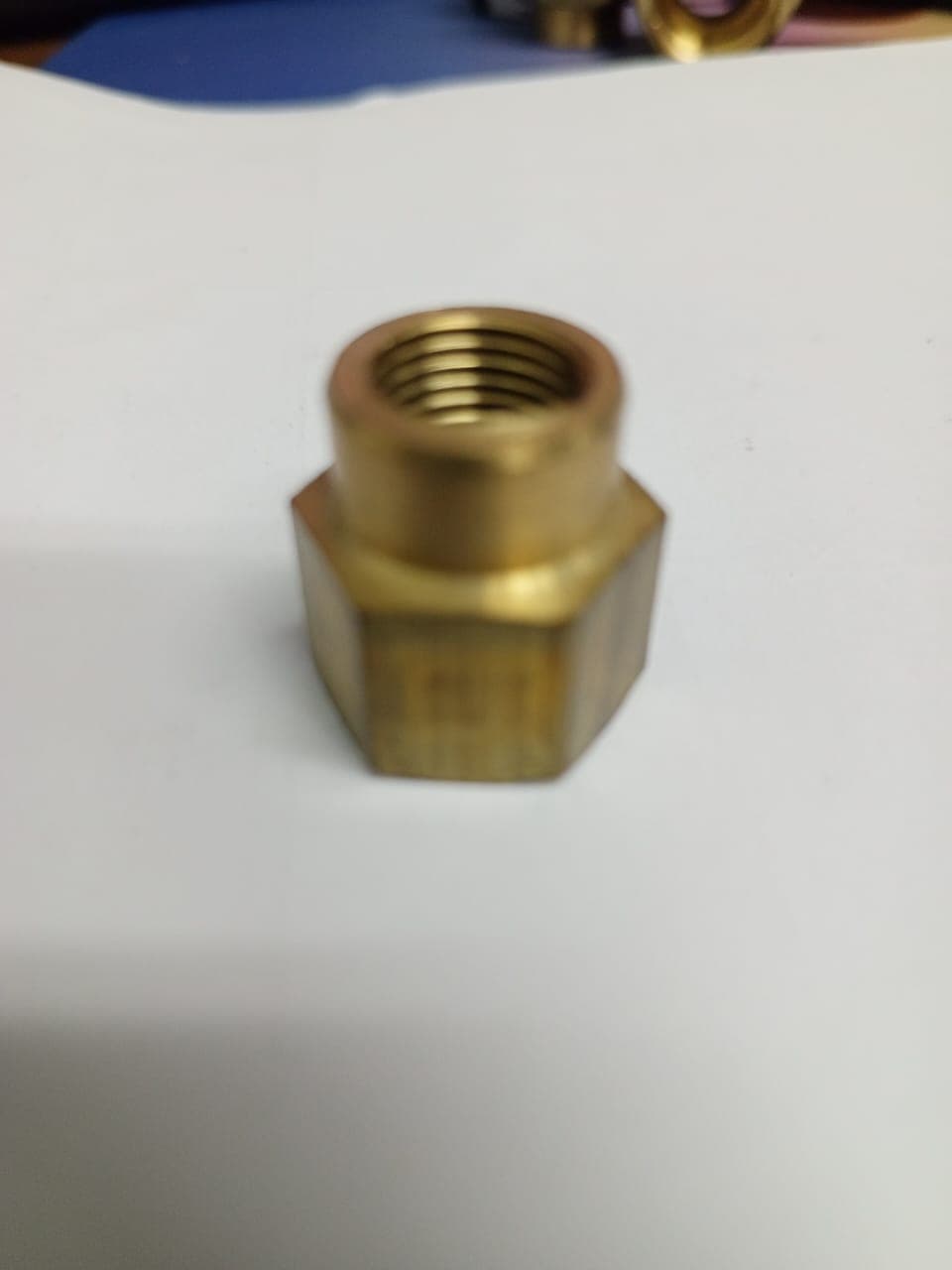 Acople de latón con rosca hembra (tipo tuerca unión)