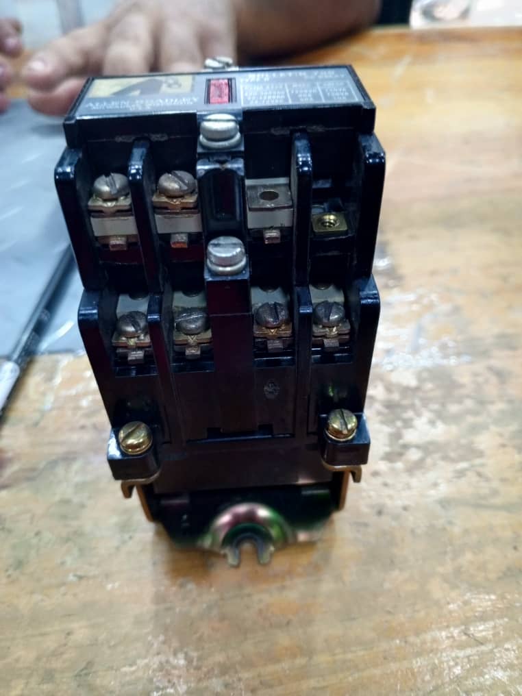 Contactor trifásico Allen-Bradley