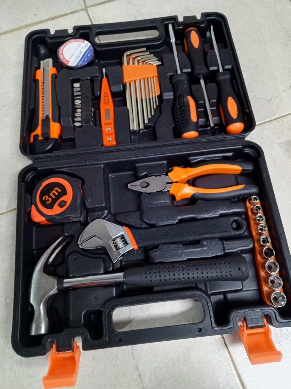 Completo kit de herramientas manuales en maletín