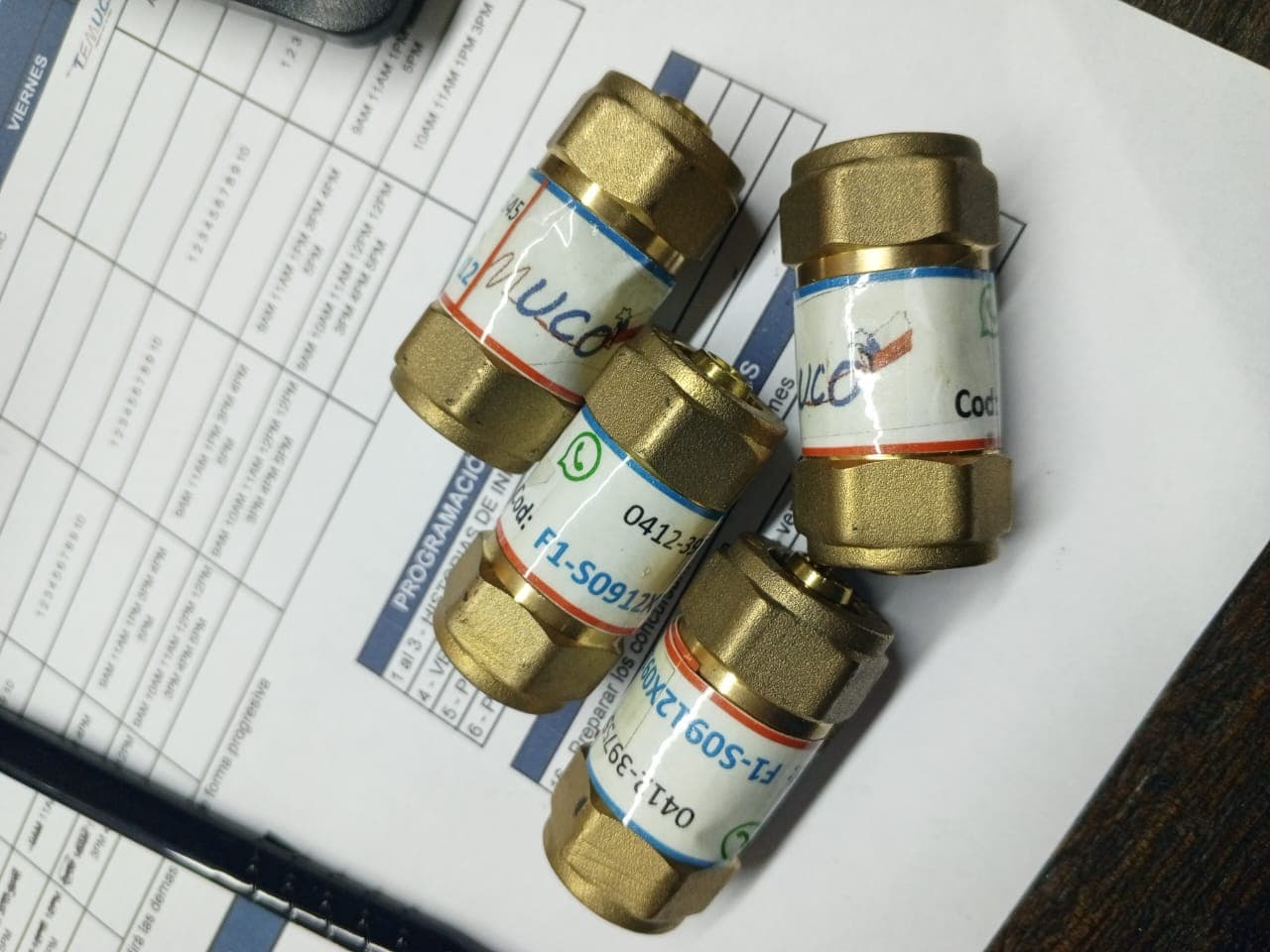 Válvula check (antirretorno) de latón con resorte interno