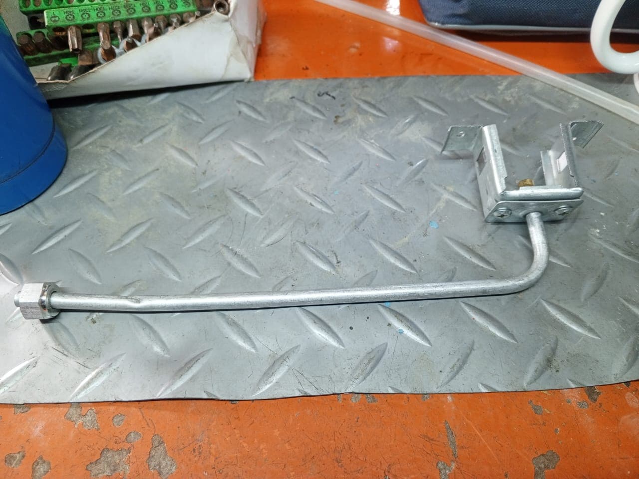 Tubo piloto de gas con soporte de montaje y tuerca de conexión