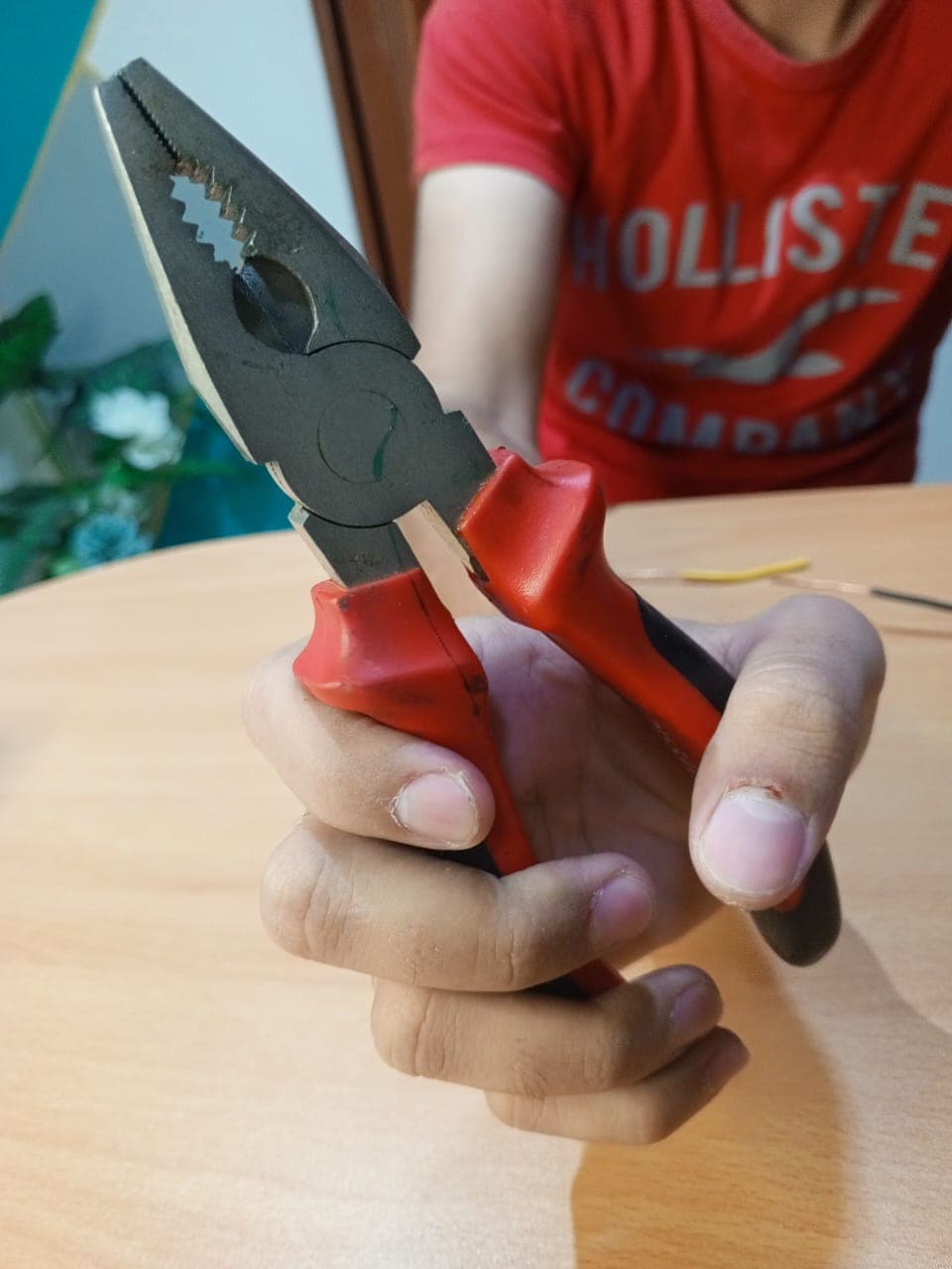 Alicate universal multifunción con mangos ergonómicos aislados