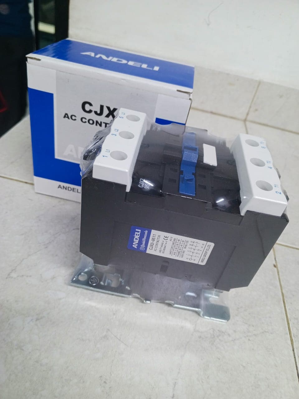 Contactor trifásico ANDELI, modelo CJX2-9511