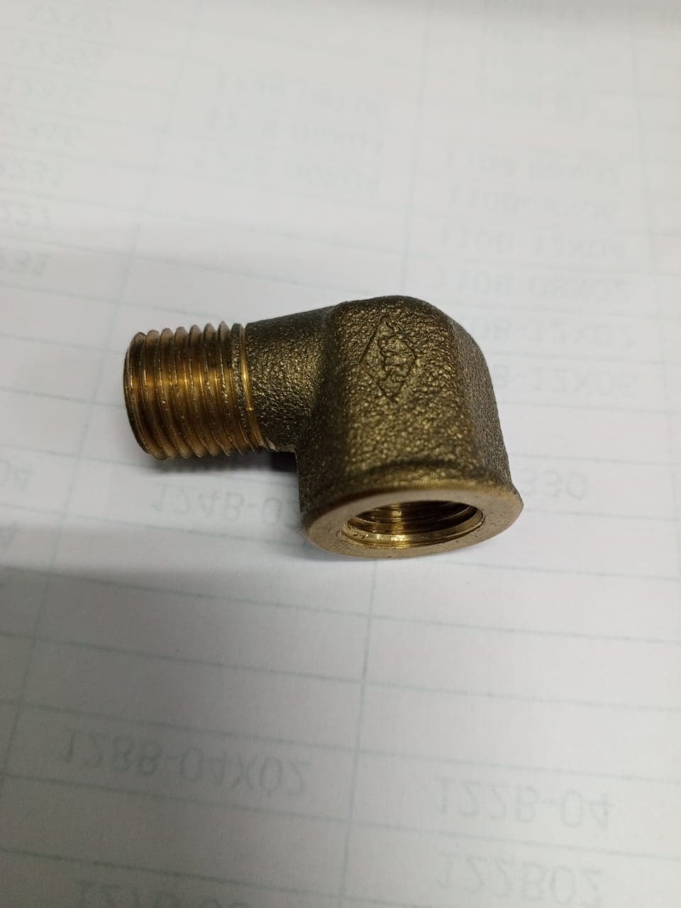 Codo de latón (bronce) de 90° con rosca macho a hembra