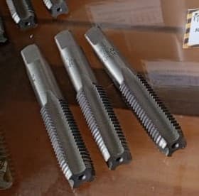 Juego de 3 machos de roscar manuales de acero aleado