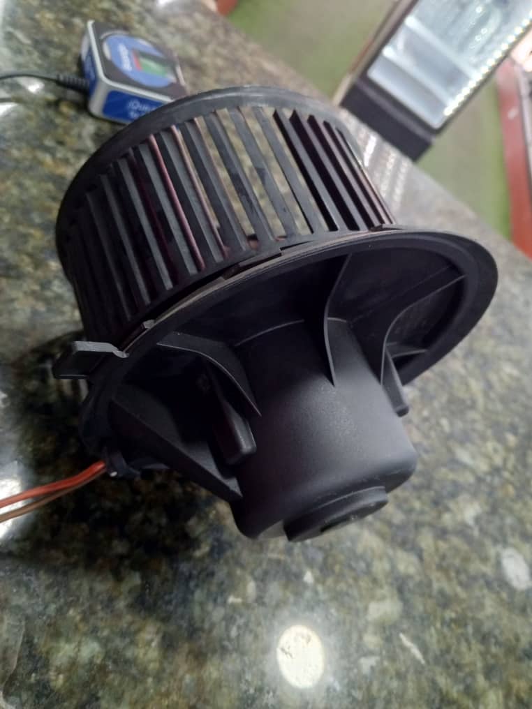 Motor soplador (blower) para sistema de aire acondicionado y calefacción de vehículo