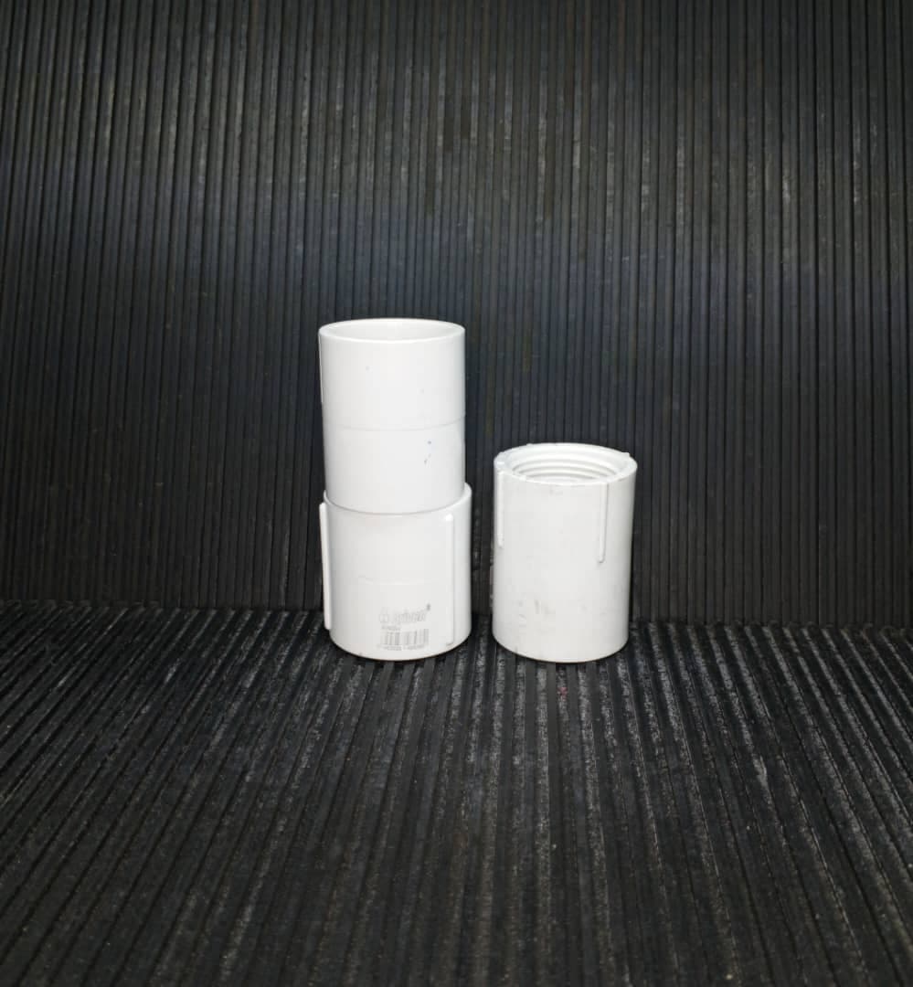 Conexiones de PVC blanco para tuberías de agua fría